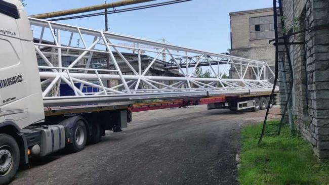 Metallitorni mainosk&auml;ytt&ouml;&ouml;n